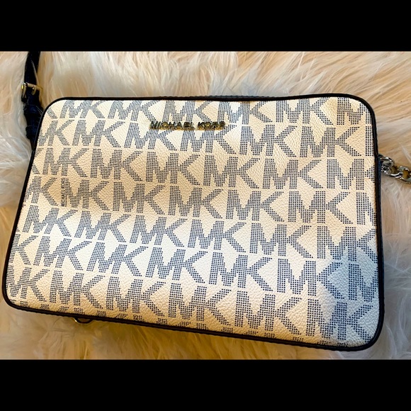 NWOT Michael Kors Monogram Crossbody - Picture 2 of 13